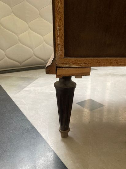 En provenance de l'ancien Grand Hôtel Continental

Commode...