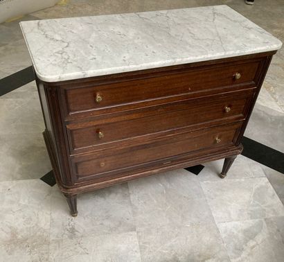 En provenance de l'ancien Grand Hôtel Continental

Commode...