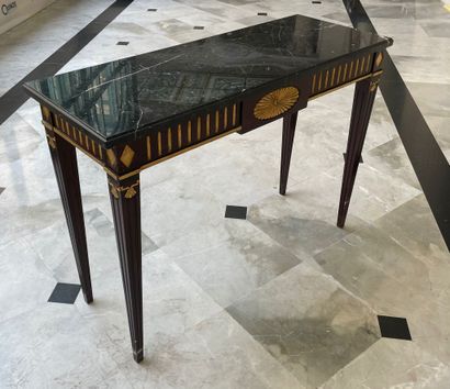 En provenance de l'ancien Grand Hôtel Continental

Table...
