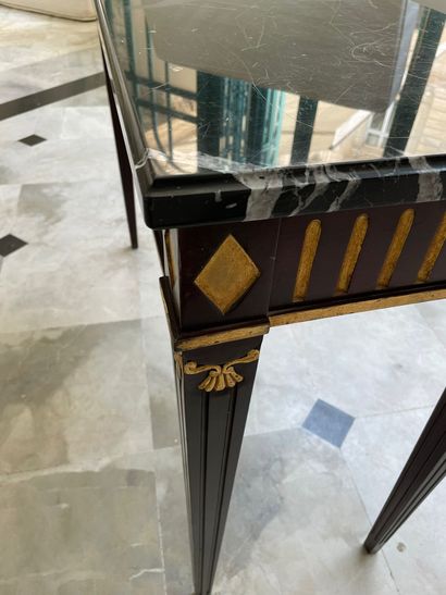 En provenance de l'ancien Grand Hôtel Continental

Table...