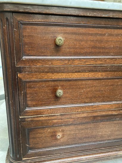 En provenance de l'ancien Grand Hôtel Continental

Commode...