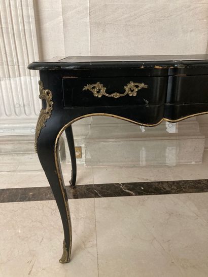 En provenance de l'ancien Grand Hôtel Continental

Bureau...