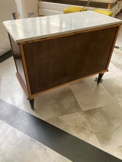 En provenance de l'ancien Grand Hôtel Continental

Commode...
