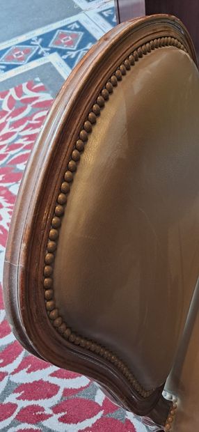 En provenance de l'ancien Grand Hôtel Continental

Chaise...