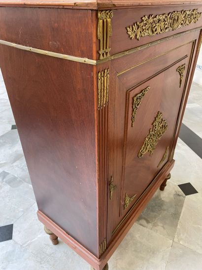 En provenance de l'ancien Grand Hôtel Continental

Meuble...