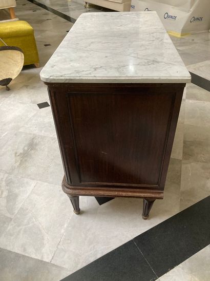 En provenance de l'ancien Grand Hôtel Continental

Commode...