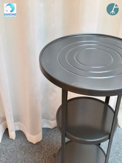 Table d'appoint en métal laqué gris, deux...