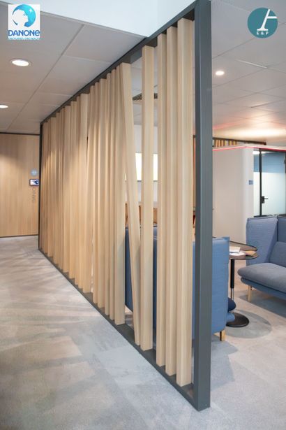 Suite de quatre panneaux claustra en bois...