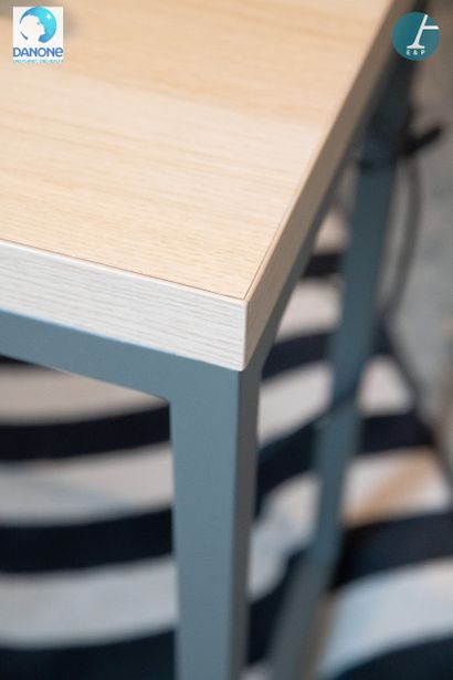 Table console 
Piètement en métal laqué gris...