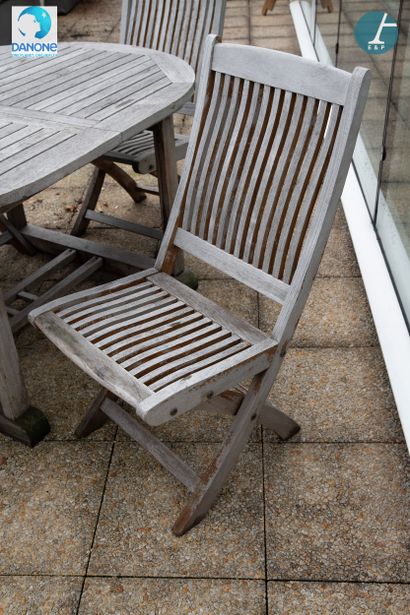 Table d'extérieur en teck, avec trois chaises.
Avec...