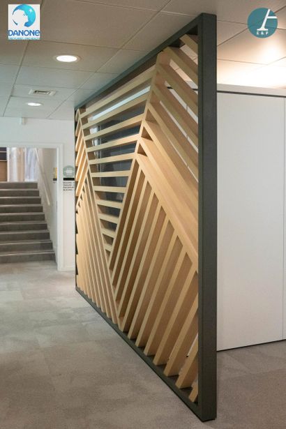 Suite de cinq panneaux claustra en bois clair
H...