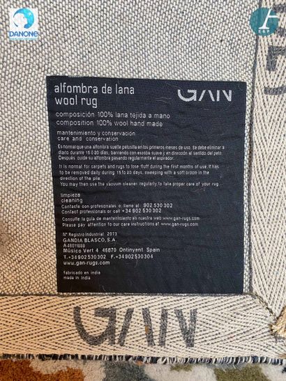 GAN
Tapis en laine à motifs géométriques...
