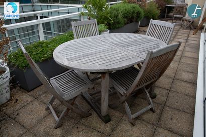 Table d'extérieur en teck, avec quatre chaises....