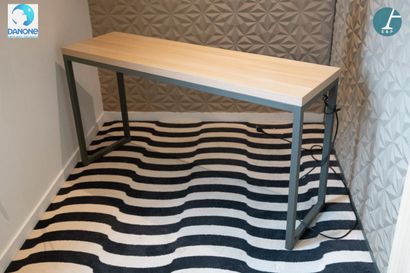 Table console 
Piètement en métal laqué gris...