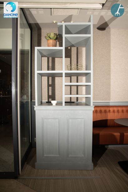 Etagère en bois laqué gris lasuré ouvrant...