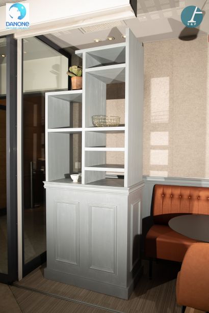 Etagère en bois laqué gris lasuré ouvrant...