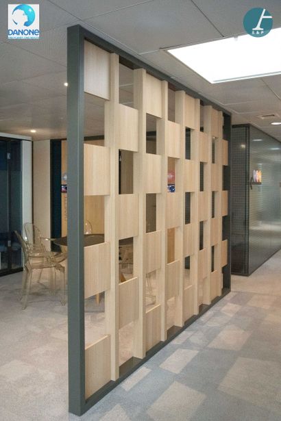 Suite de quatre panneaux claustra en bois...