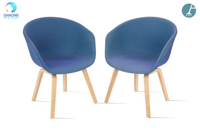 Paire de fauteuils bas, piètement en bois...