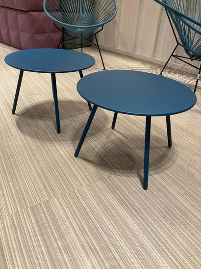 Paire de tables basses tripodes en métal...
