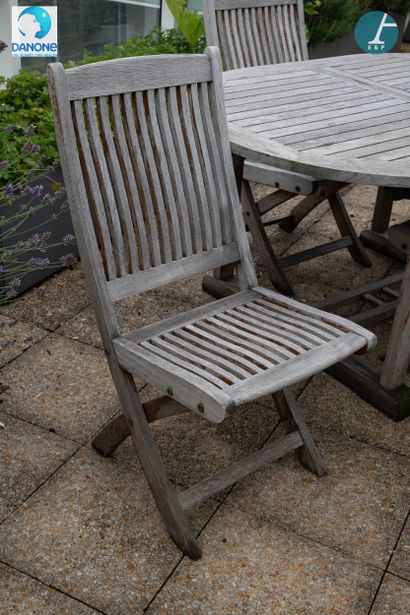 Table d'extérieur en teck, avec quatre chaises....