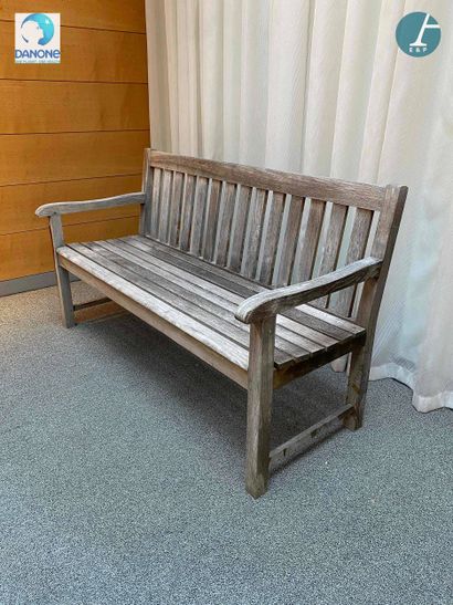 Banc d'extérieur en bois
H : 88cm - L : 151cm...