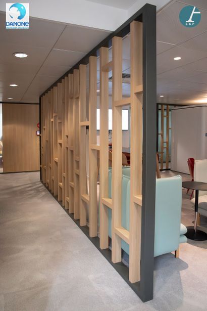 Suite de quatre panneaux claustra en bois...