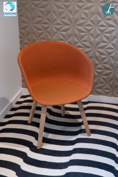 Fauteuil bas, piètement en bois naturel,...