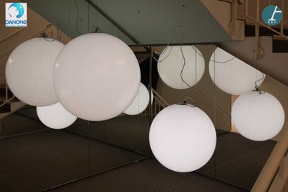 Lot de deux grandes suspensions en plastique...