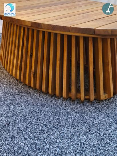 Table basse de forme ovale en bois, le pied...