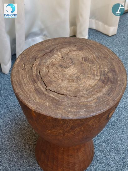 Paire de tabourets en bois naturel monoxyle
H...