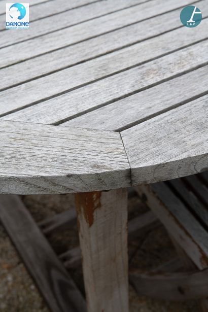 Table d'extérieur en teck, avec trois chaises.
Avec...