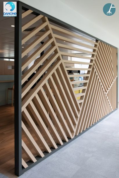 Suite de cinq panneaux claustra en bois clair
H...