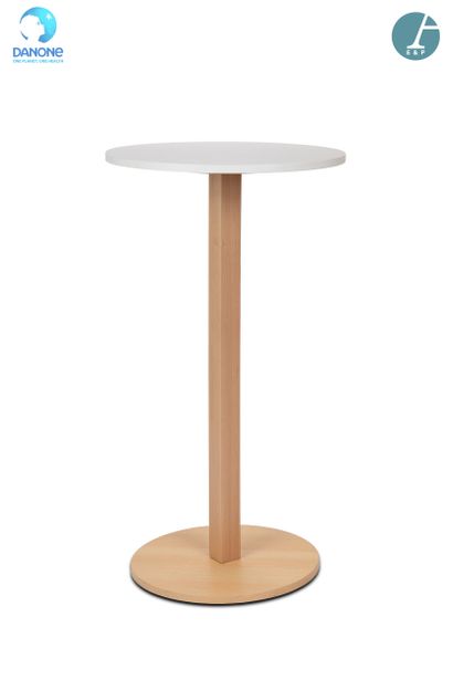 Suite de trois tables hautes, piètement en...