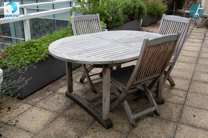 Table d'extérieur en teck, avec trois chaises.
Avec...