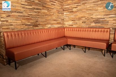 SILVERA 
Suite de deux banquettes composant...