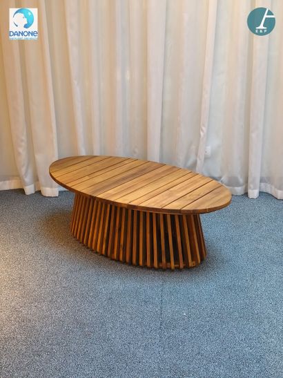 Table basse de forme ovale en bois, le pied...