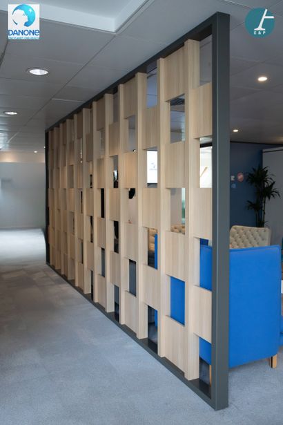 Suite de quatre panneaux claustra en bois...