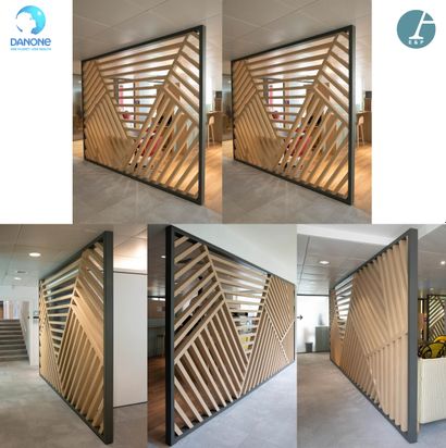 Suite de cinq panneaux claustra en bois clair
H...