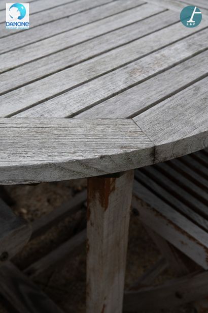 Table d'extérieur en teck, avec quatre chaises....