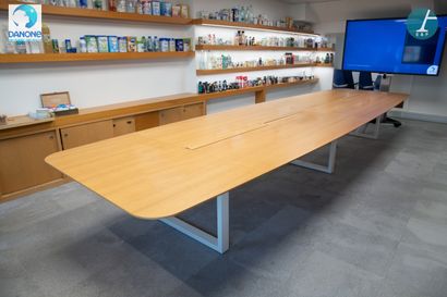 Grande table de réunion
H : 73 cm - L : 560...