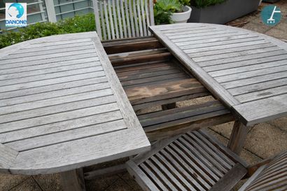 Table d'extérieur en teck, avec quatre chaises....