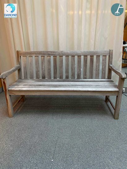 Banc d'extérieur en bois
H : 88cm - L : 151cm...