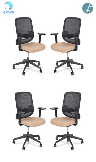 ORANGE BOX
Suite de quatre fauteuils de bureau,...