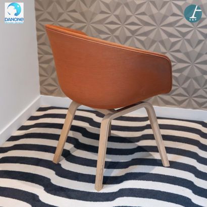 Fauteuil bas, piètement en bois naturel,...