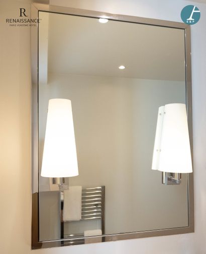 Un miroir de salle de bain avec deux appliques...