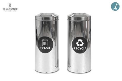 Lot de deux poubelles hautes en métal chromé...