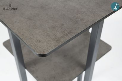 Une table à hauteur d'appui en métal laqué...