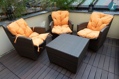 A lot of outdoor furniture including:
Suite...