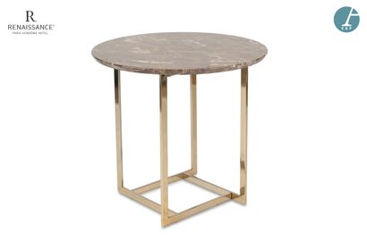 Une table basse circulaire, piètement en...