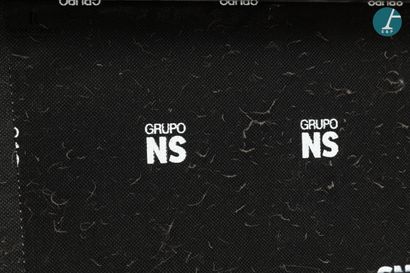 GRUPO NS
A bench seat, chromed metal base,...